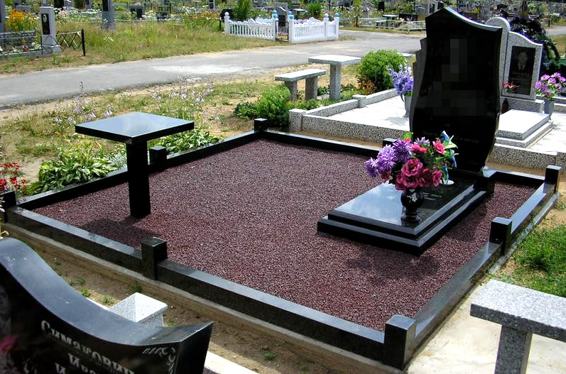 Установка памятника, цоколя, столика и засыпка каменной крошки на могилу